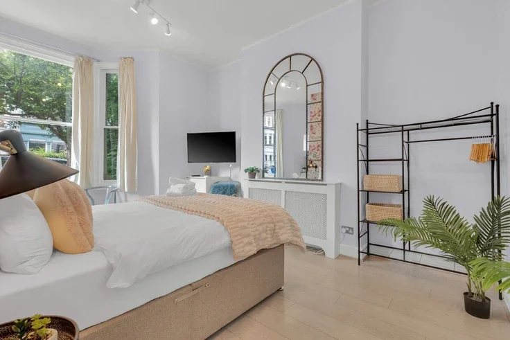 Flat Lena Gardens in Greater London