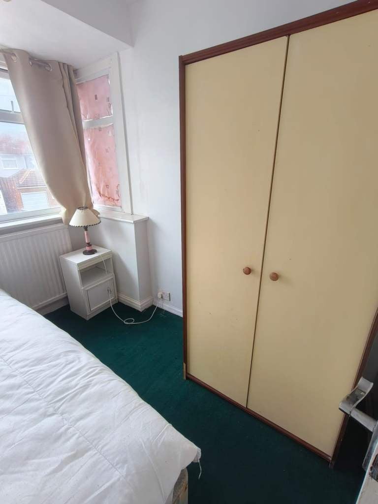 Room Calbourne Avenue in Greater London