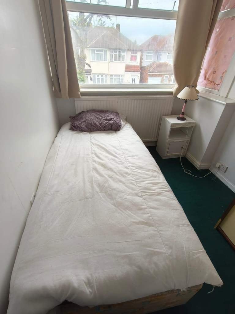 Room Calbourne Avenue in Greater London