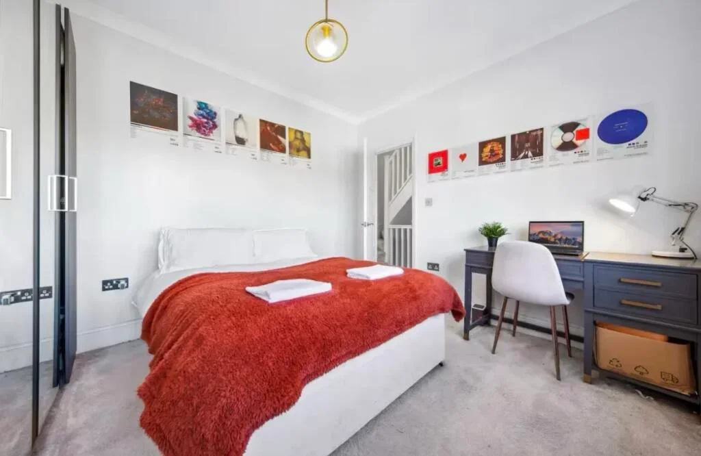 Flat Overton Road in Greater London