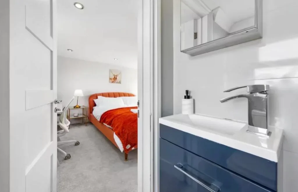 Flat Overton Road in Greater London