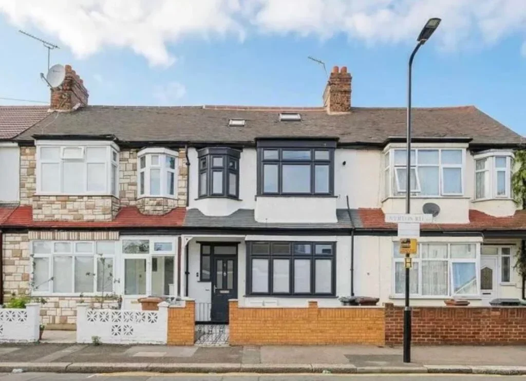 Flat Overton Road in Greater London