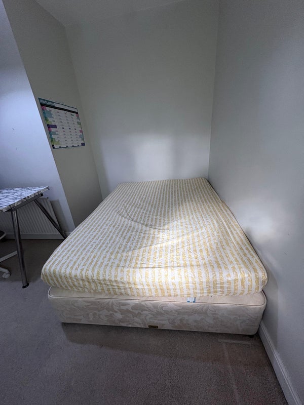 Room Belle Vue Avenue in Leeds