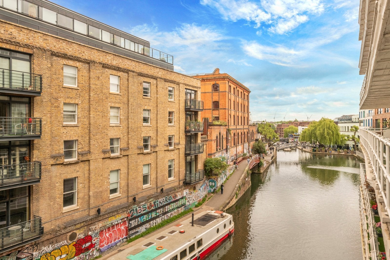 Flat Regent's Canal towpath in Greater London