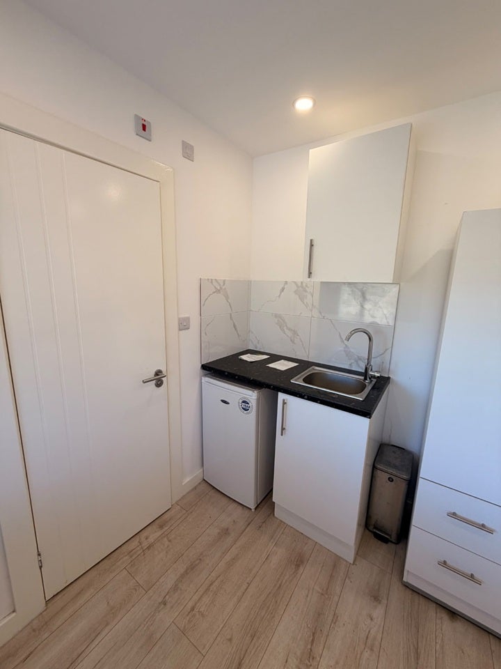 Flat Blackthorn Avenue in Greater London