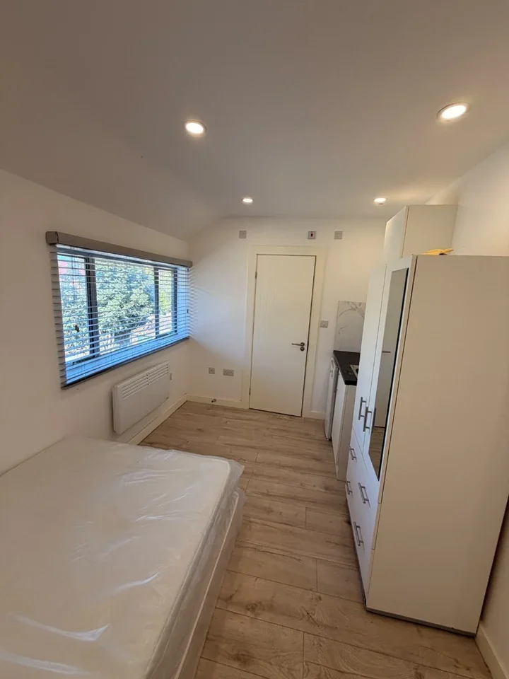 Flat Blackthorn Avenue in Greater London