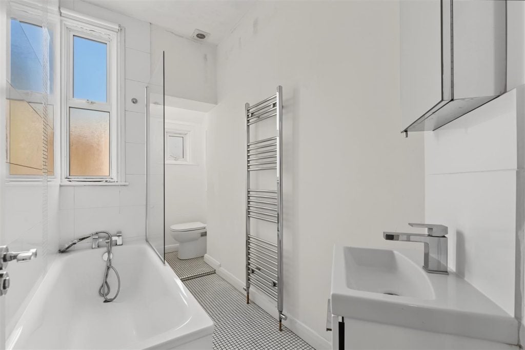 Flat Cavendish Avenue in Greater London