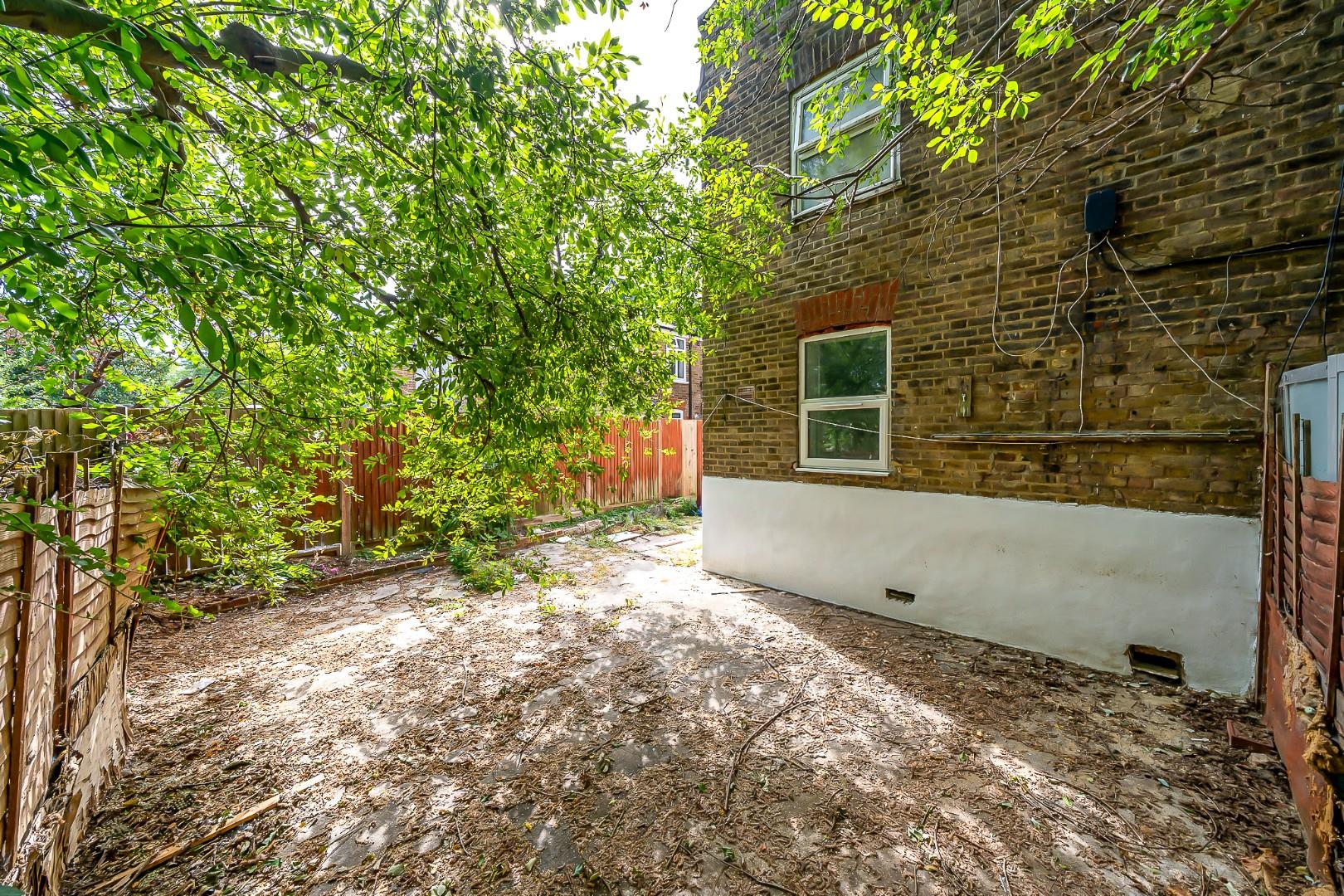 Flat Myddleton Road in Greater London