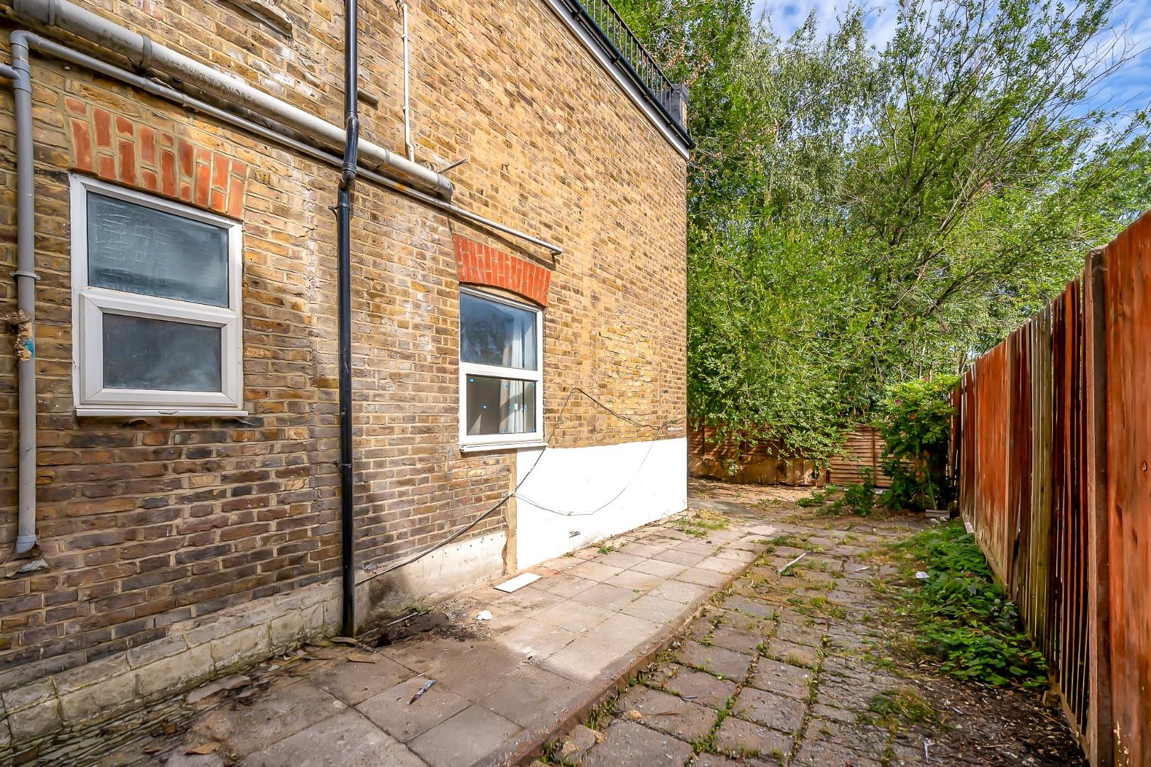 Flat Myddleton Road in Greater London