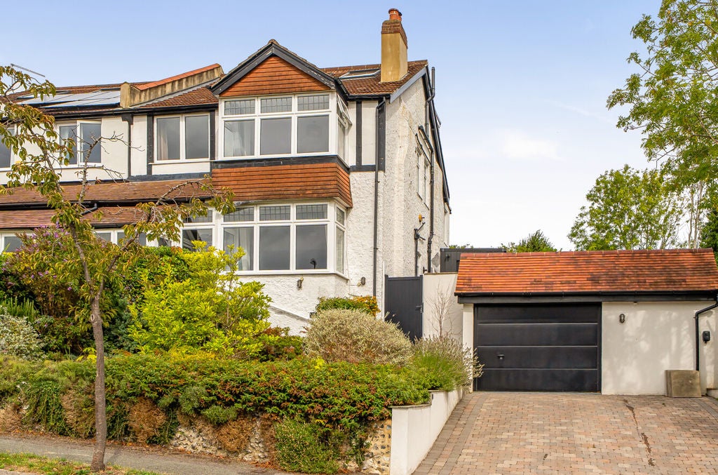 House Bramley Avenue in Greater London