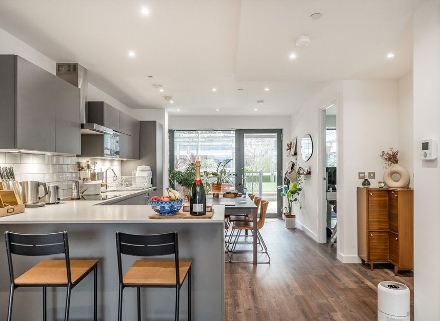 Flat St Anthony's Close in Greater London