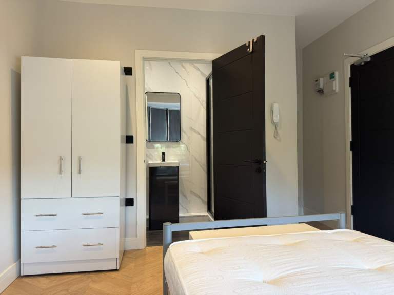 Flat Northolt Road in Greater London