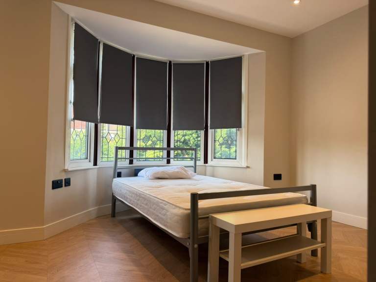 Flat Northolt Road in Greater London