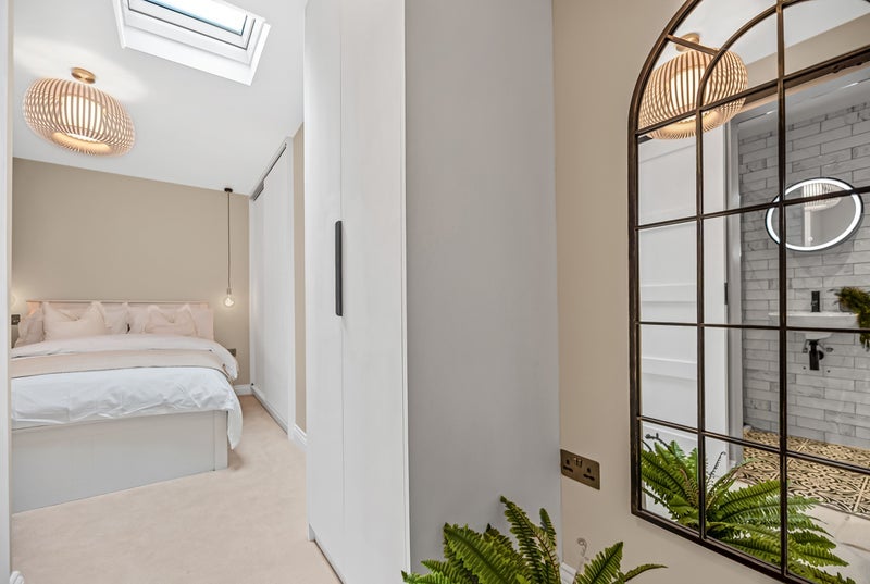 Room Ferndale Road in Greater London