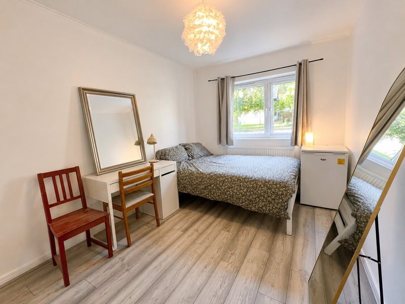 Room Catherall Road in Greater London