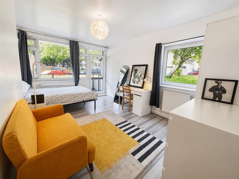 Room Catherall Road in Greater London
