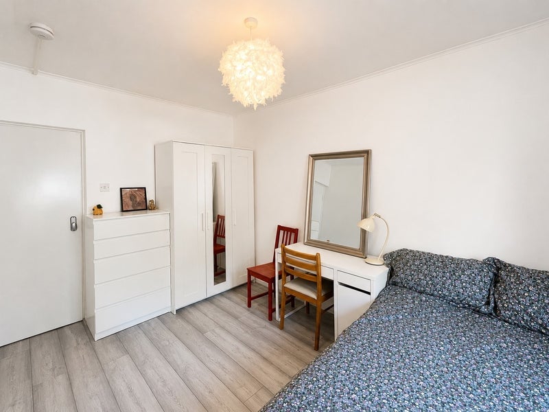 Room Catherall Road in Greater London