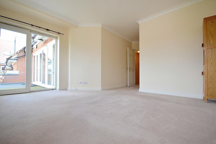 Flat Holden Road in Greater London