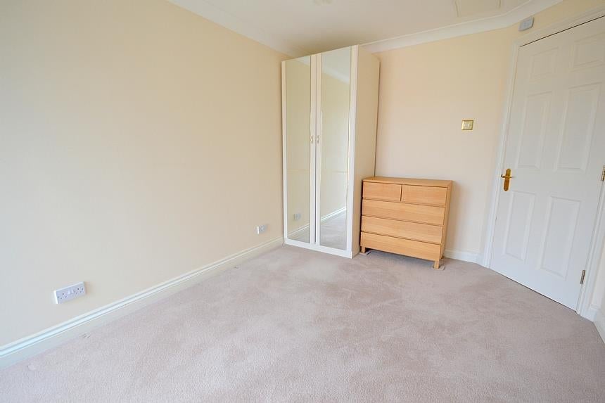 Flat Holden Road in Greater London