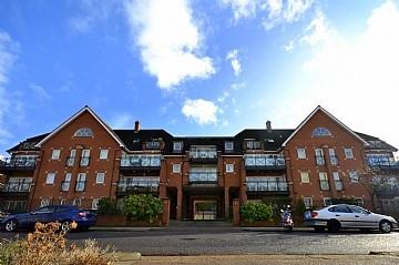 Flat Holden Road in Greater London