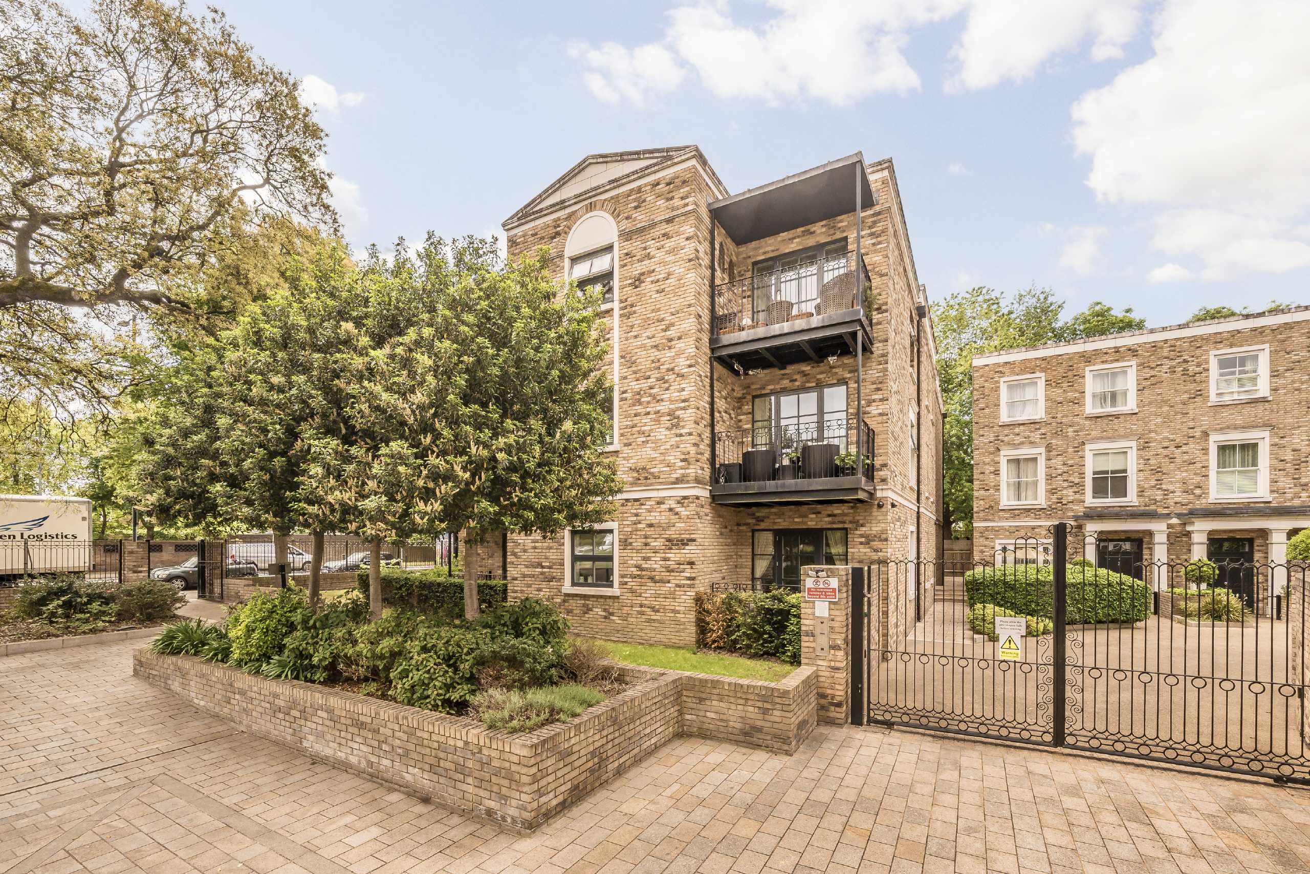 Flat Palladian Gardens in Greater London