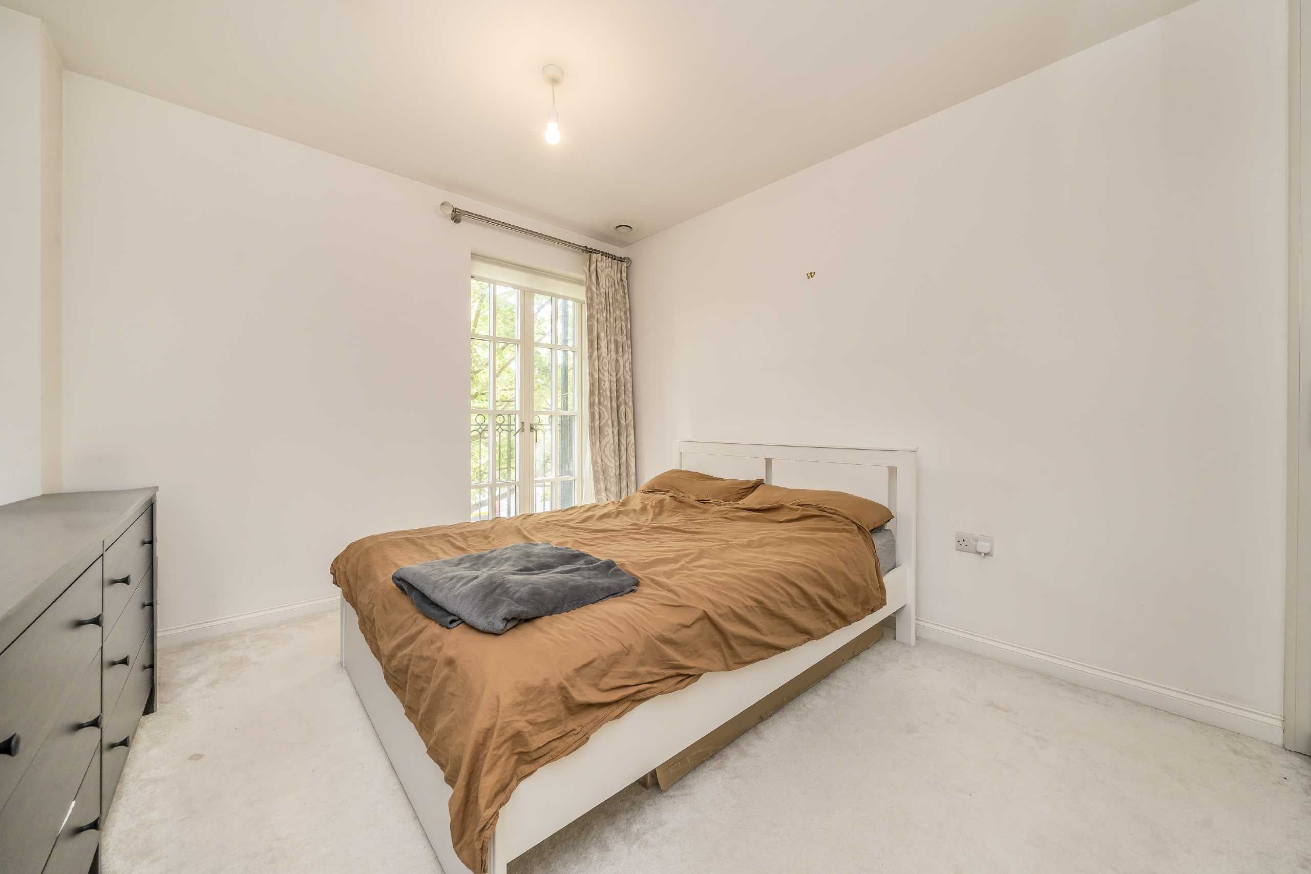Flat Palladian Gardens in Greater London