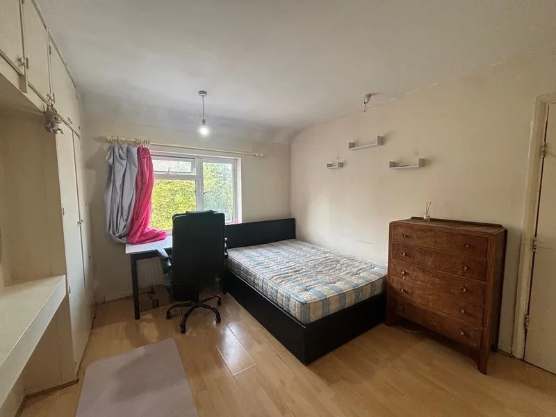 Room Long Drive in Greater London