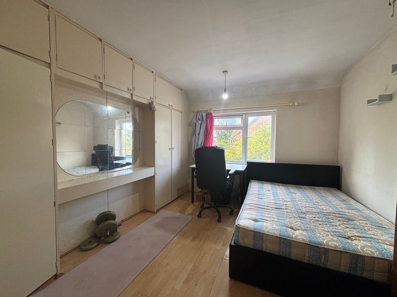 Room Long Drive in Greater London