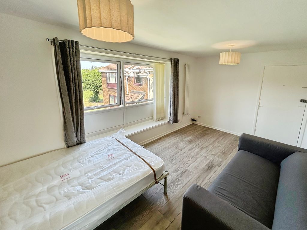 Flat Ebchester Court in Newcastle upon Tyne