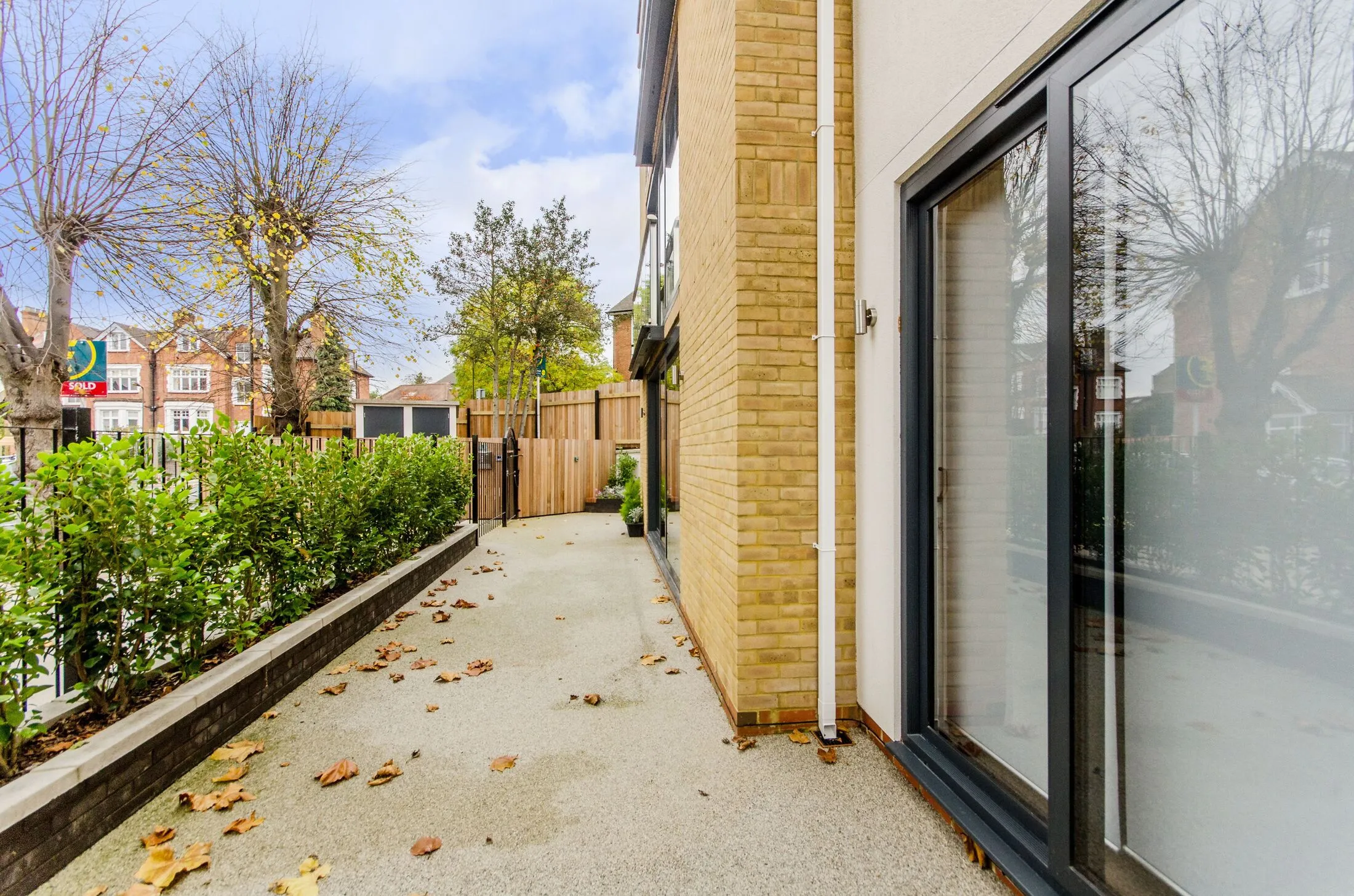 Flat Leopold Road in Greater London