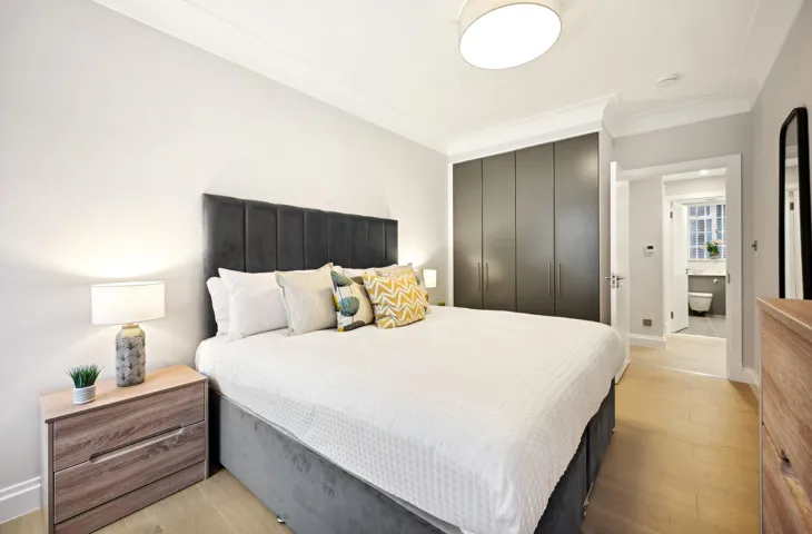 Flat Kensington High Street in Greater London