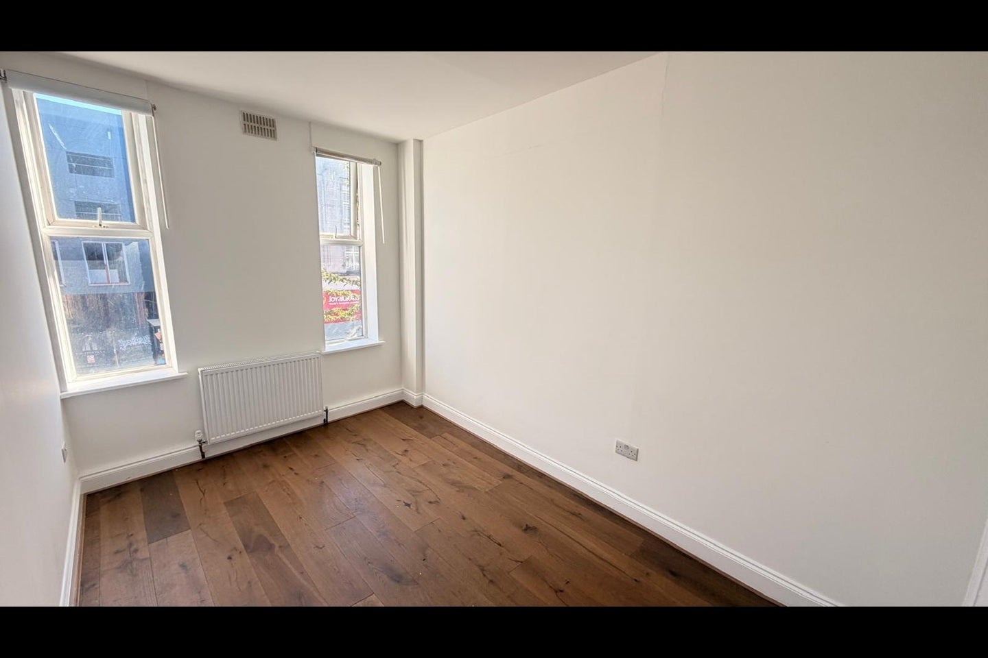 Flat Tooting High Street in Greater London