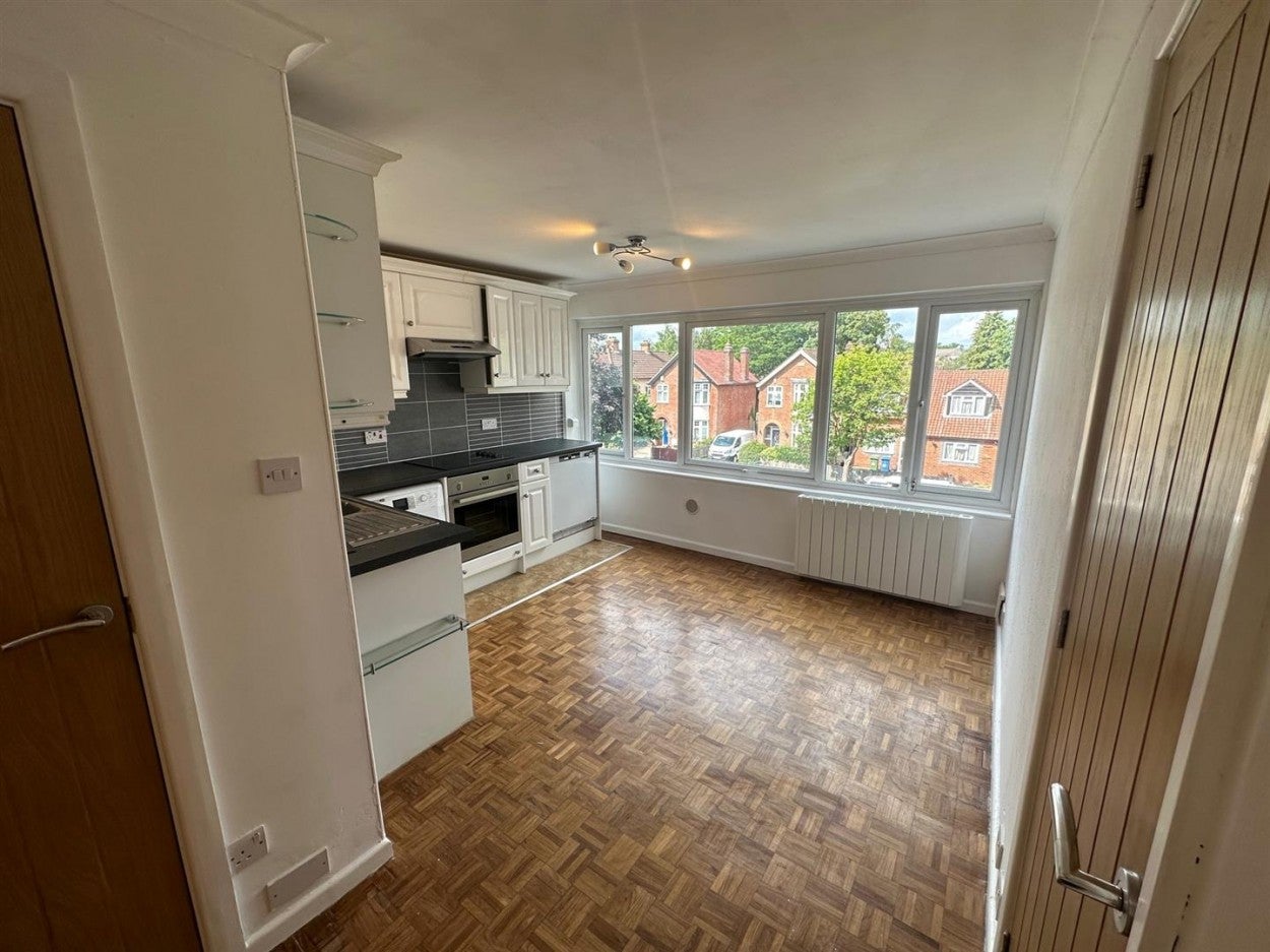 Flat Osborne Road in Rushmoor