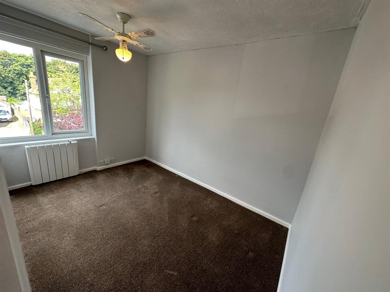 Flat Osborne Road in Rushmoor