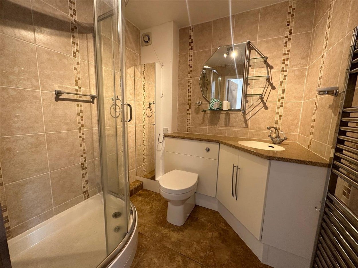 Flat Osborne Road in Rushmoor