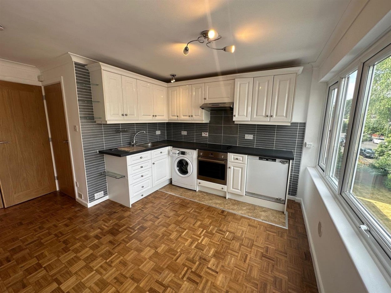 Flat Osborne Road in Rushmoor