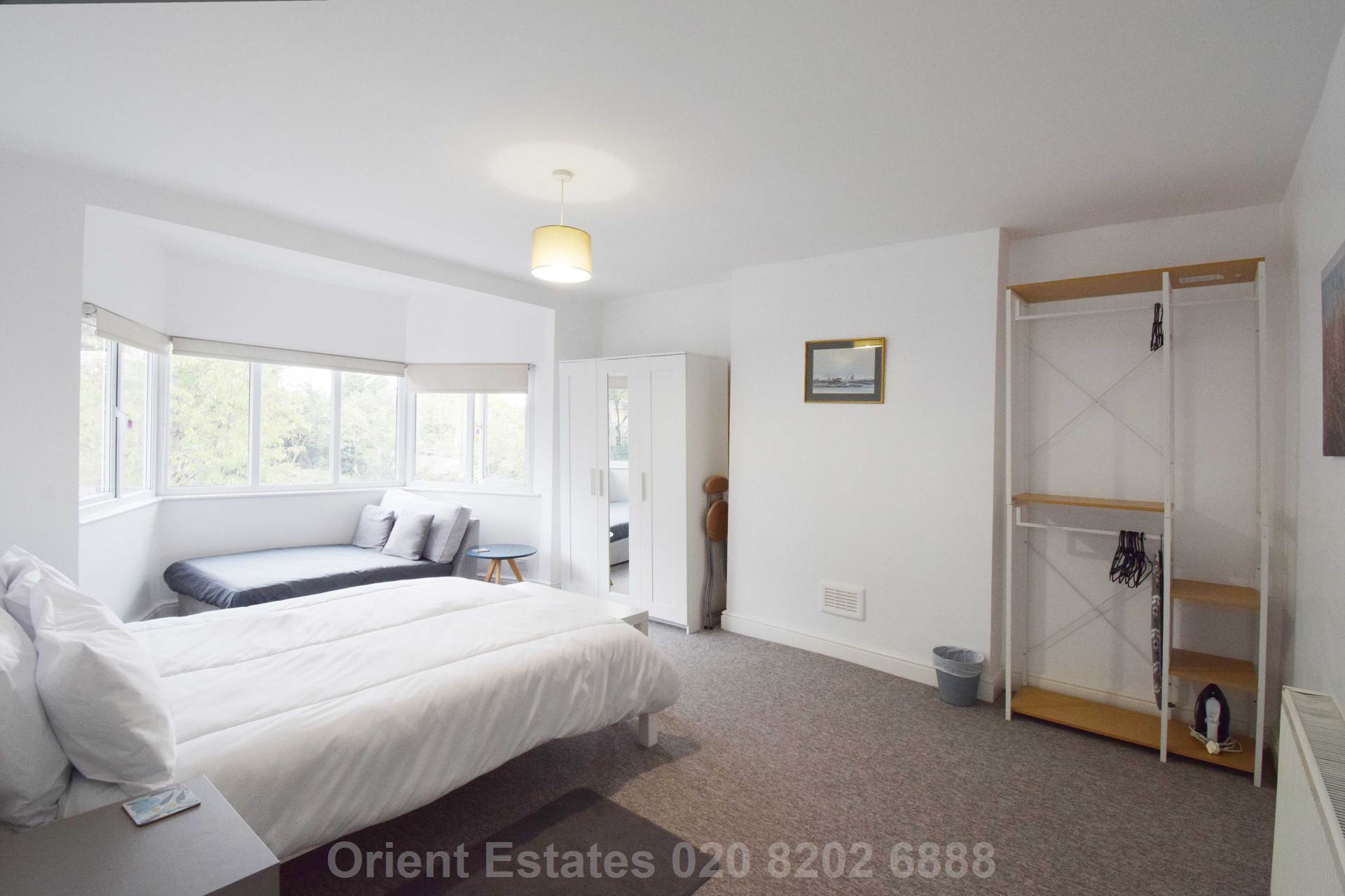 Flat Hendon Way in Greater London