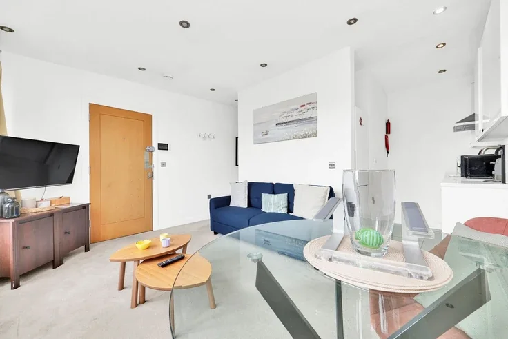 Flat Hanbury Street in Greater London