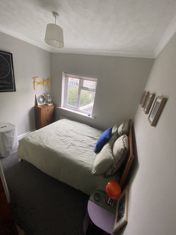 Room Sandrock Road in Greater London