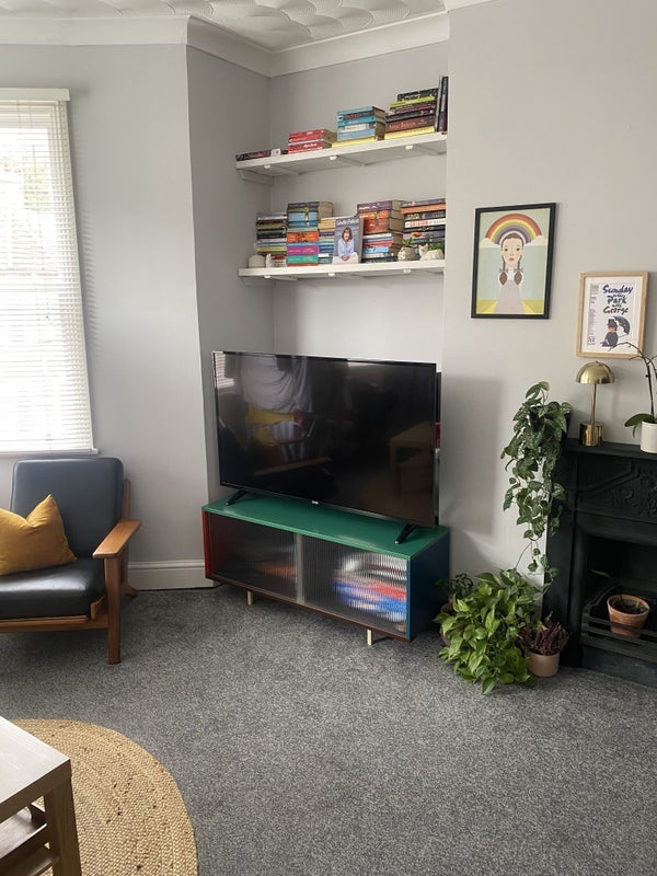Room Sandrock Road in Greater London
