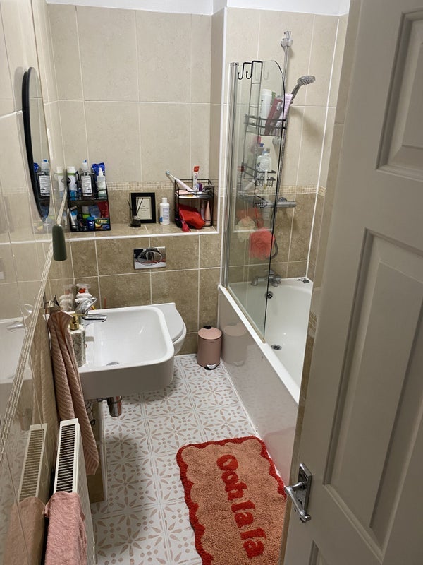 Room Sandrock Road in Greater London