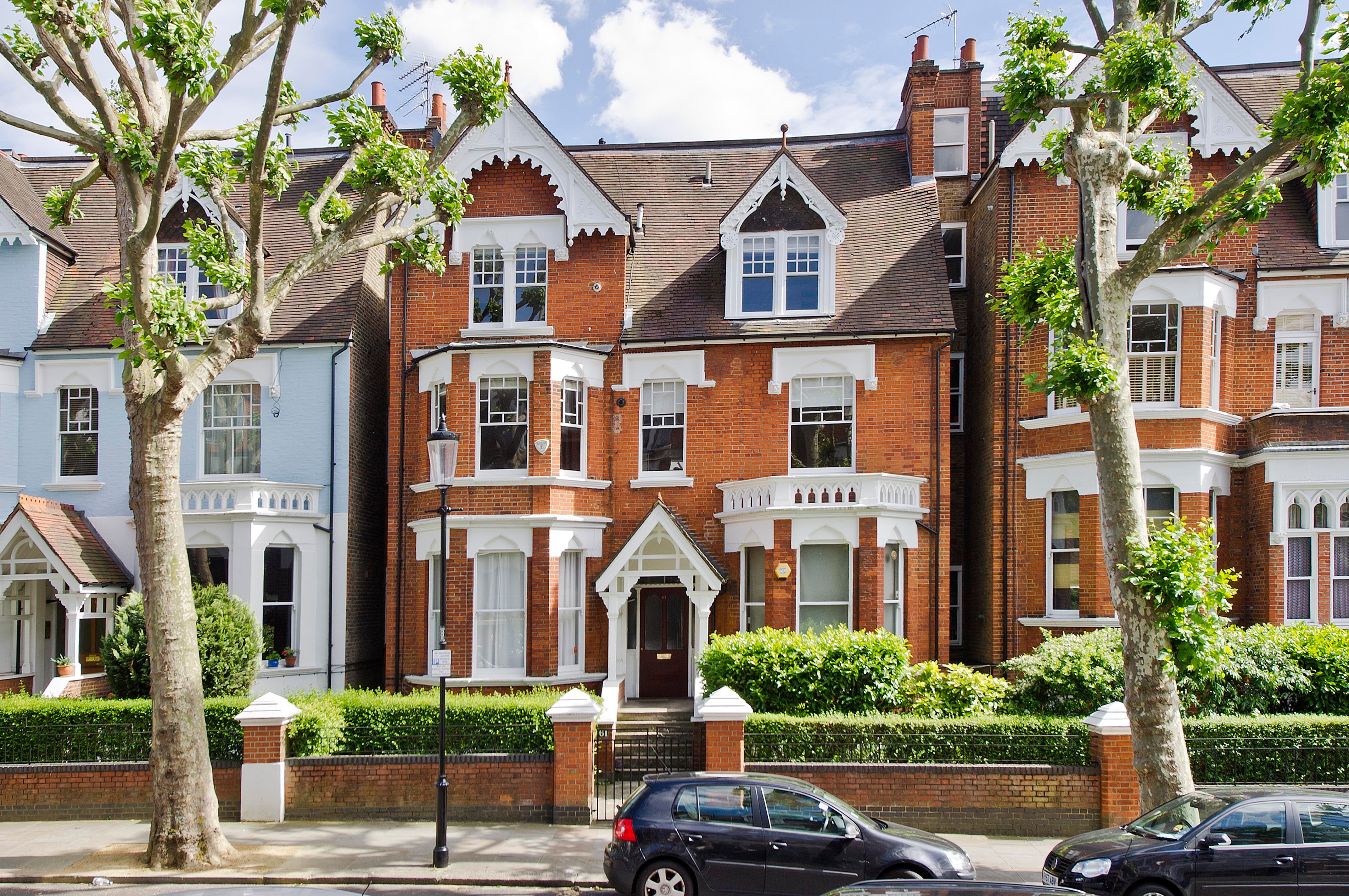 Flat Bassett Road in Greater London