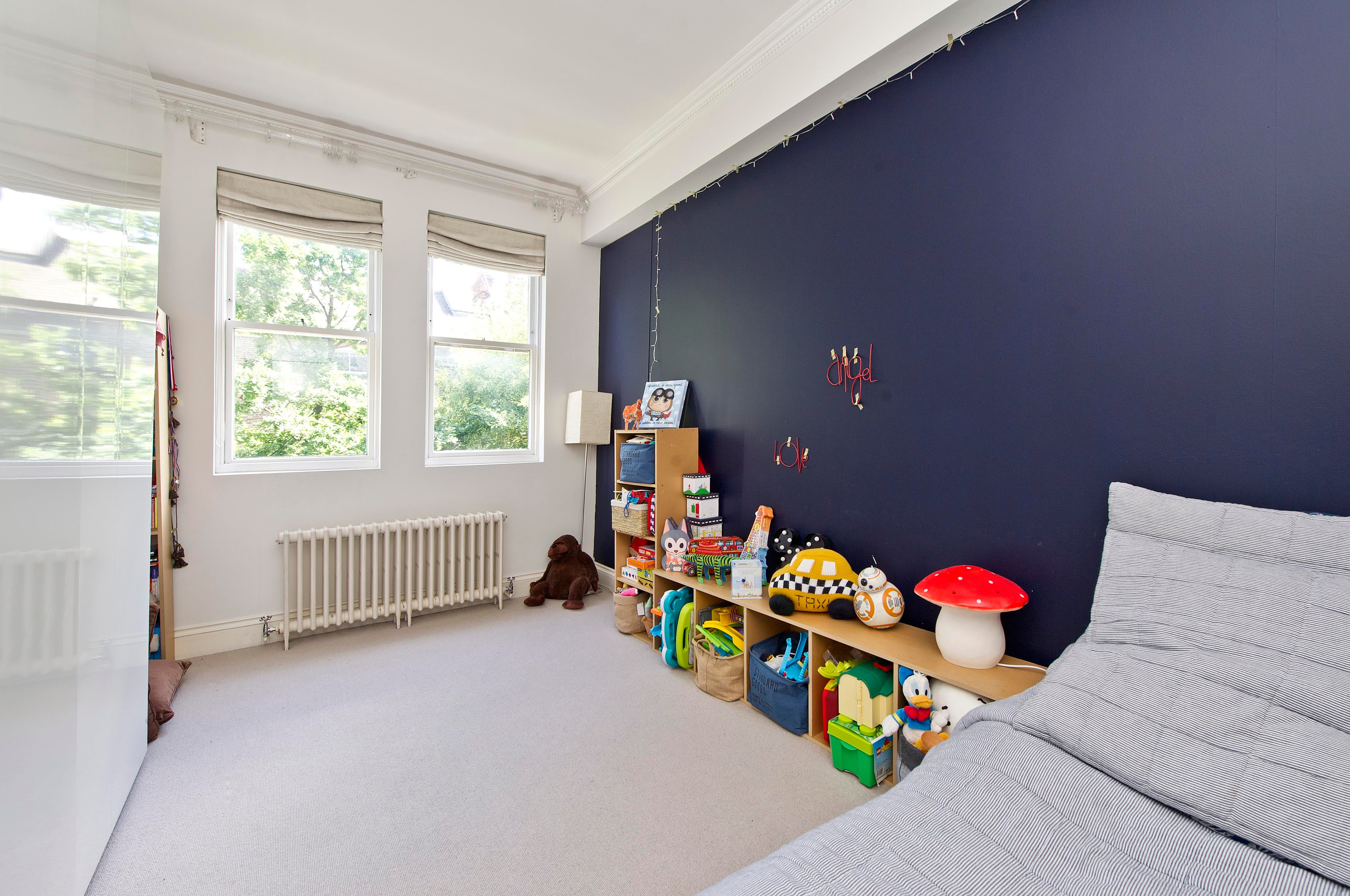Flat Bassett Road in Greater London