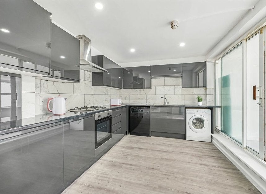 House Ravensbourne Park Crescent in Greater London