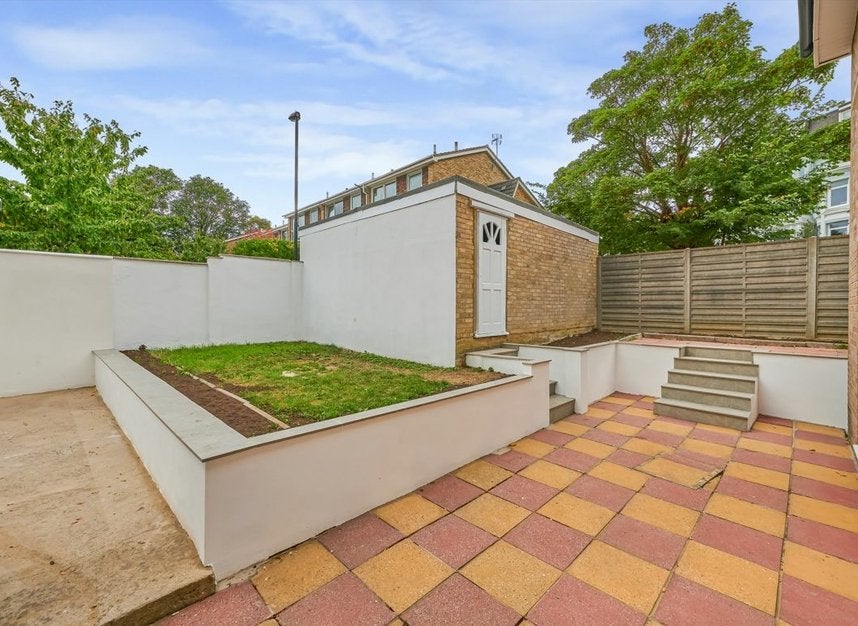 House Ravensbourne Park Crescent in Greater London