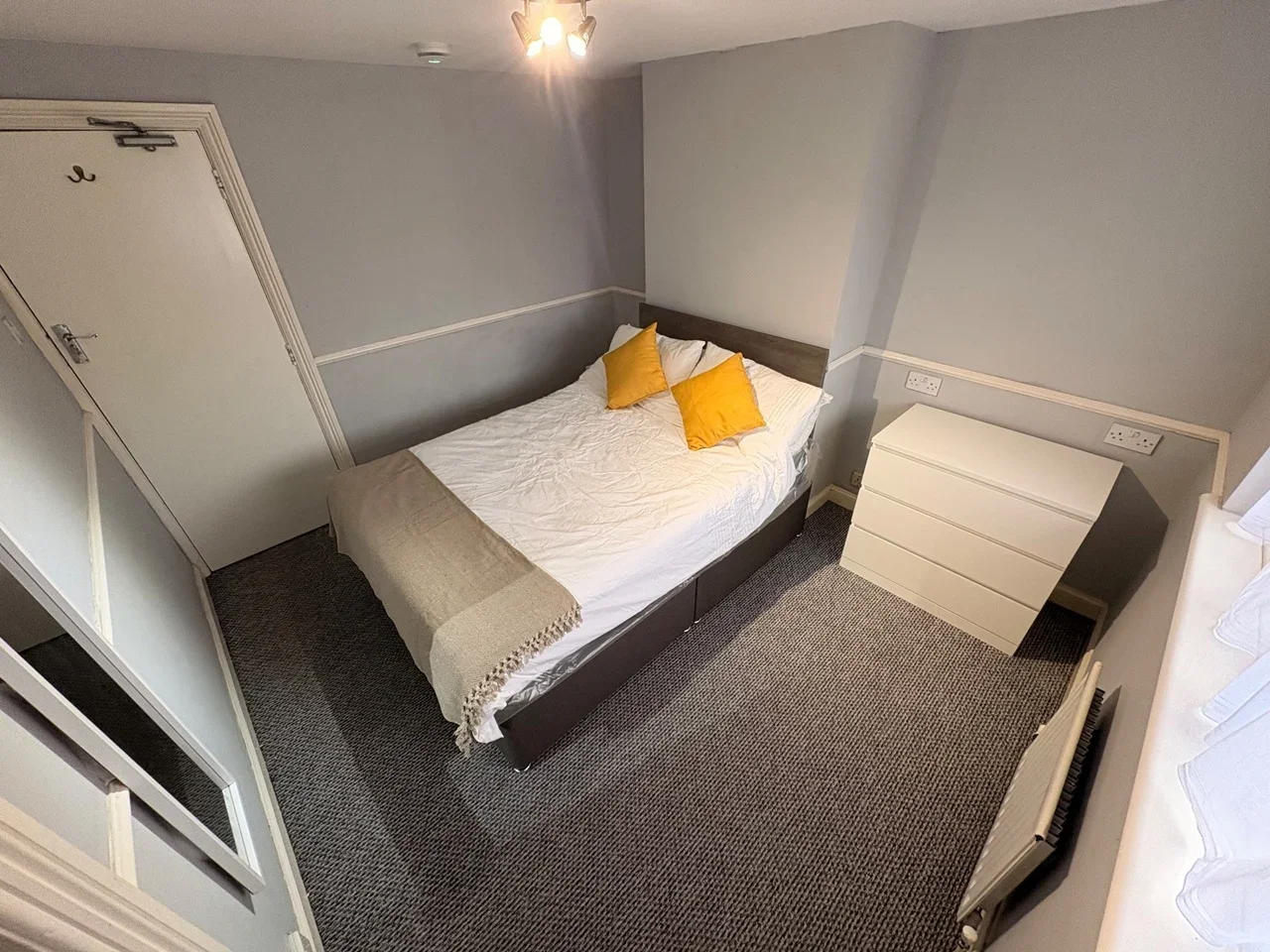 Room Fraser Road in Poole