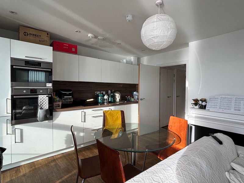 Room Booth Road in Greater London