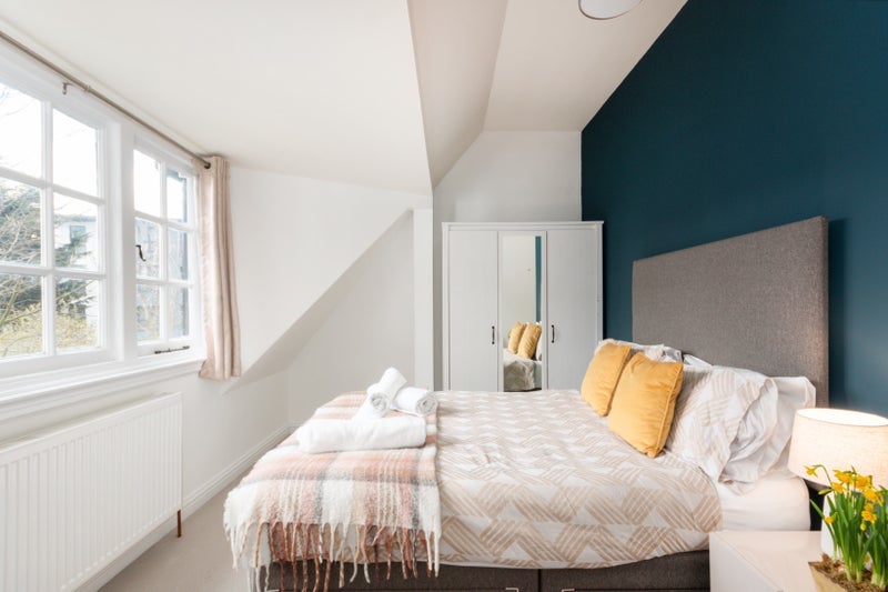 Room Broadwater Road in Greater London