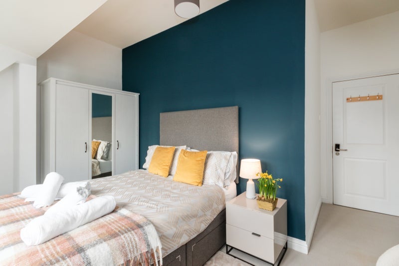 Room Broadwater Road in Greater London