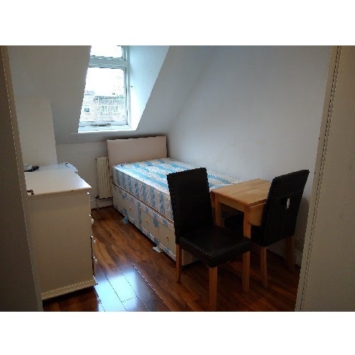 Room Chiswick High Road in Greater London